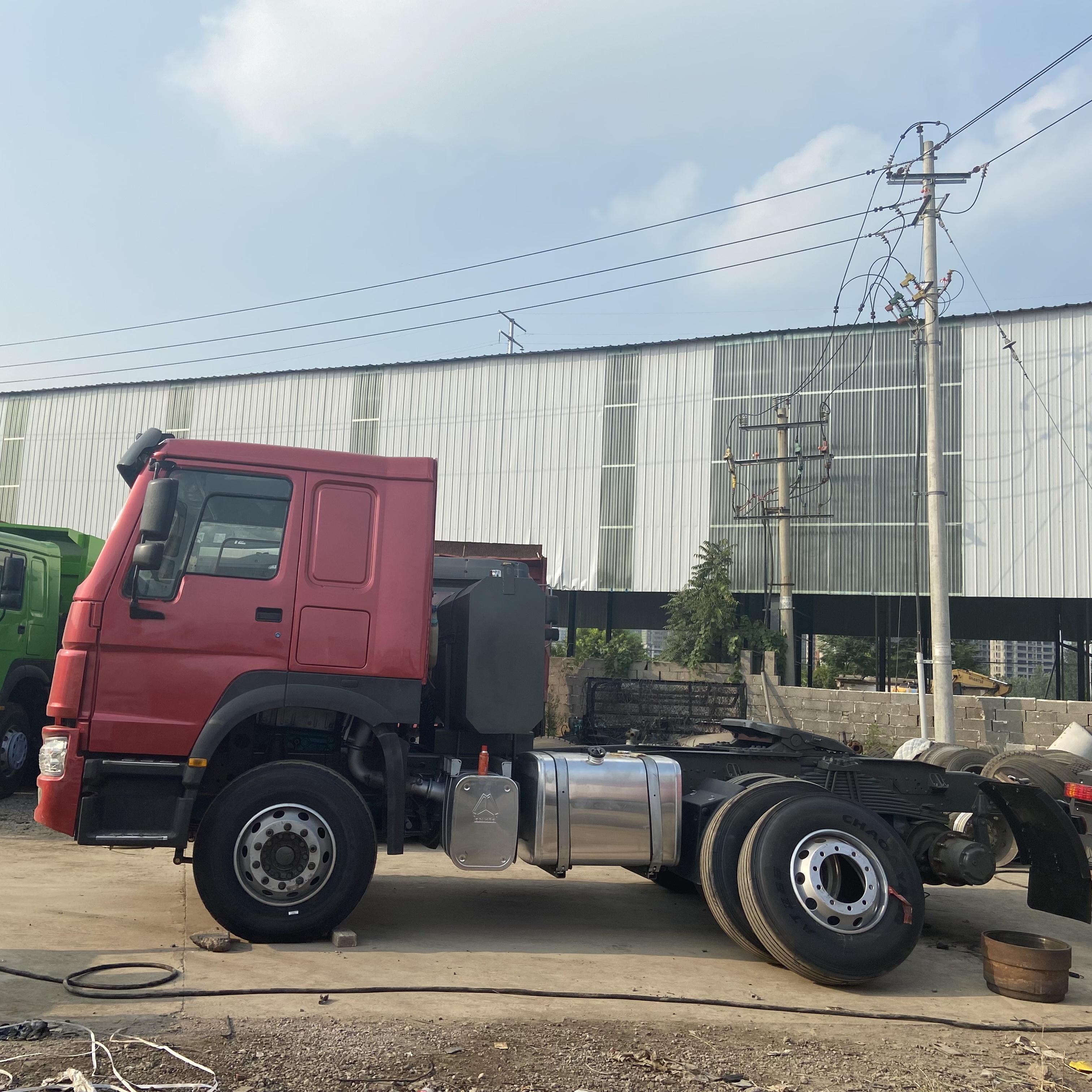 Extra Big Fuel Tank 800L အသုံးပြုထားသော 6*4 10wheelers Red Howo ထွန်စက် Truck 380hp 