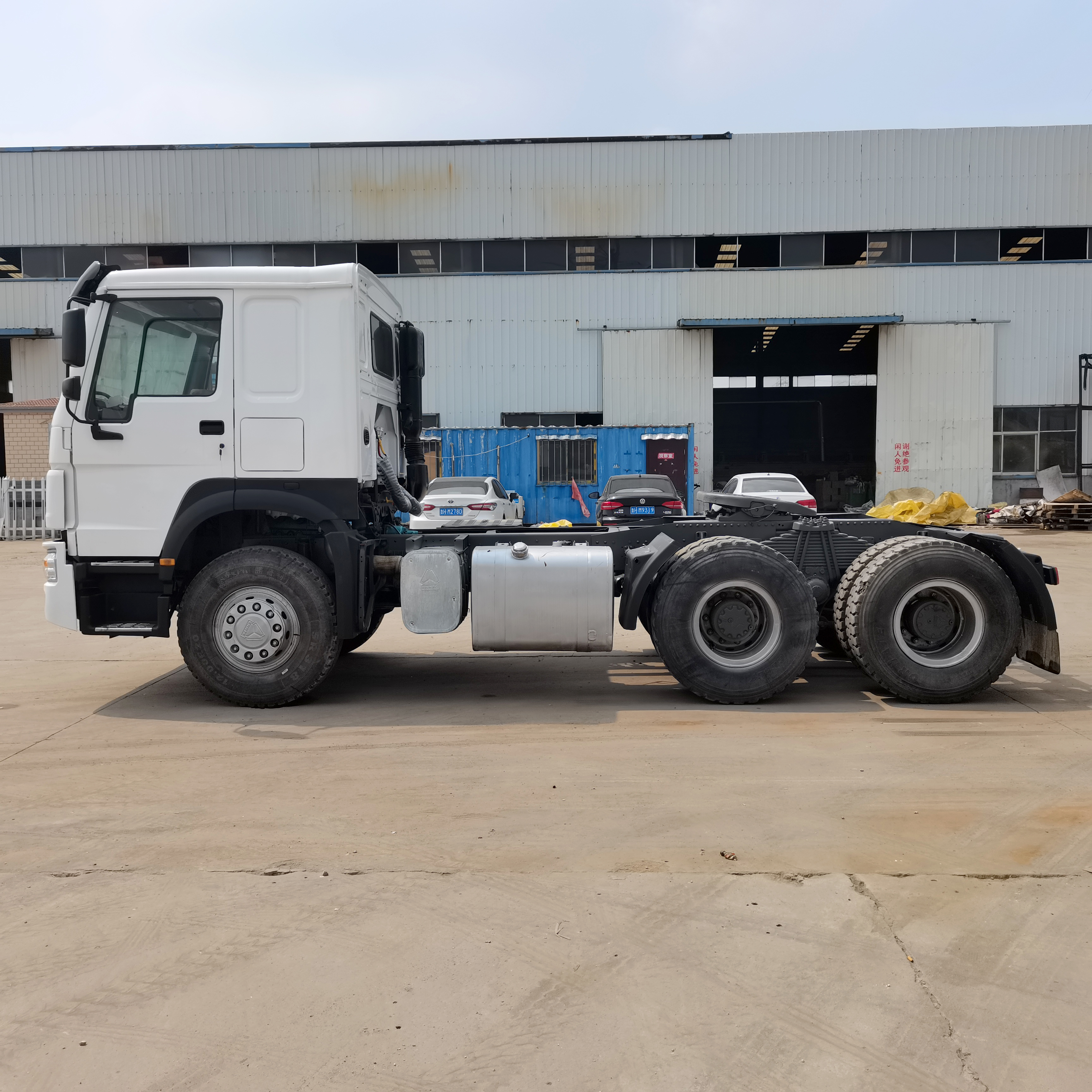 Sinotruk 371 375HP 6x4 Howo ထွန်စက်ခေါင်း တစ်ပတ်ရစ် ထွန်စက်ထရပ်ကားခေါင်း