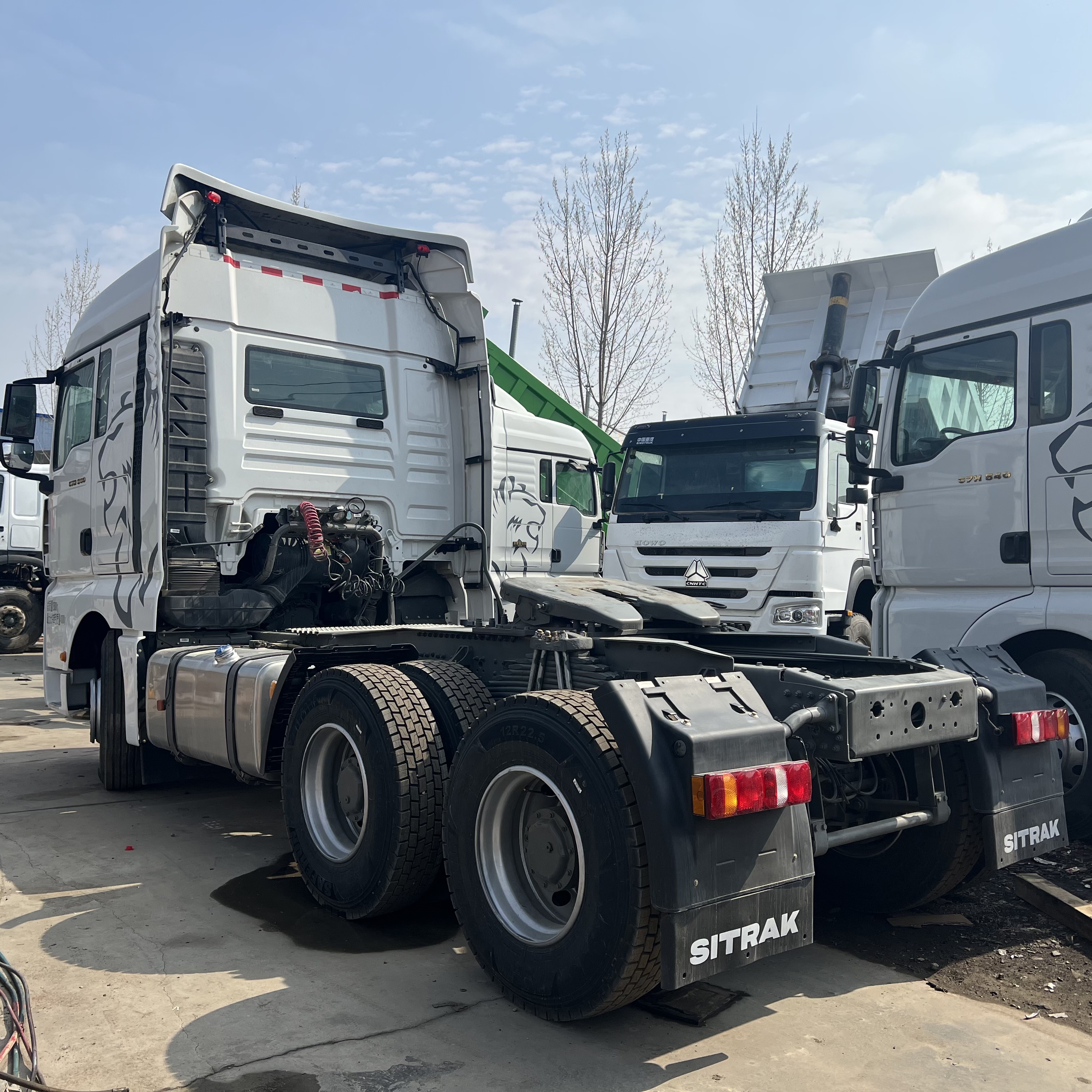 စက်ရုံထွက်ပေါက် Sinotruk Sitrak 6*4 ဒီဇယ် 540hp Euro5/6 ထွန်စက်ထရပ်ကား ရောင်းရန်ရှိသည်